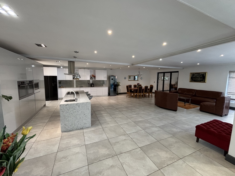 5 Bedroom Property for Sale in Pelican Heights Western Cape